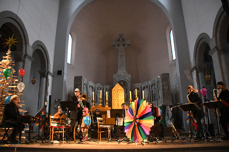 Der von Stadtpfarrer Schießler gehaltene Gottesdienst wurde musikalisch von Narrhalla Senator Klaus Ammann und seinen Musikern begleitet.  (©Foto:  Ingrid Grossmann)